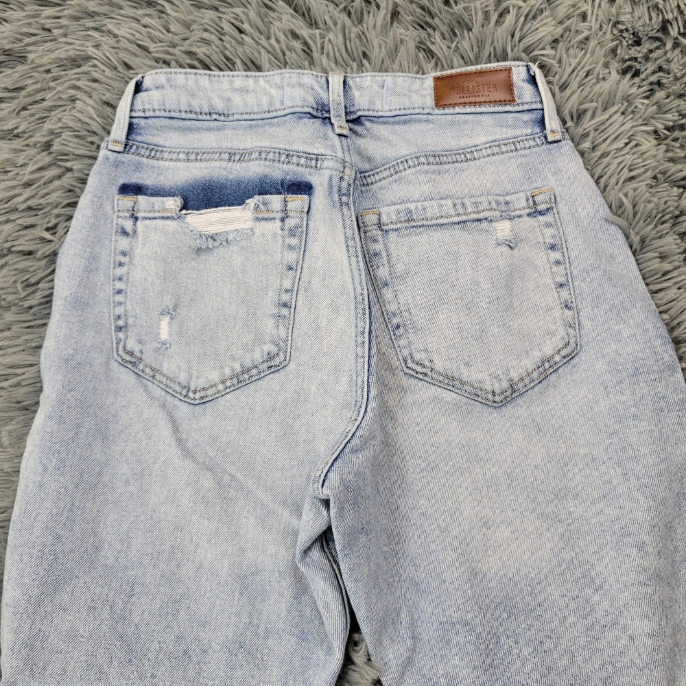 Lightwash Hollister Curvy High-Rise Mom Jean - Picture 5 of 7